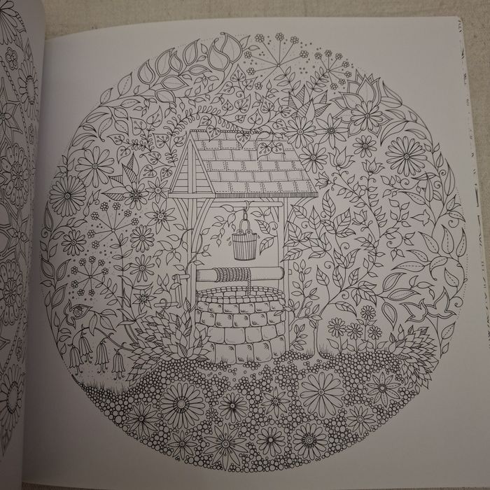 Антистрес рисувателна книга "Тайната градина" Джохана Босфорд.