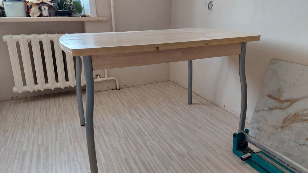 Стол хороший,светлый