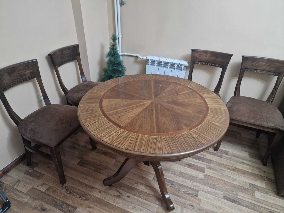Деревянный стол, 4  стула.