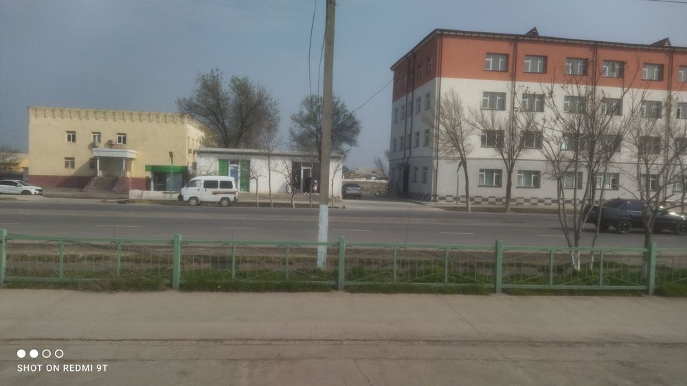 Qurilishi tugallanmagan bogʻcha binosi yoʻl ustida joylashgan