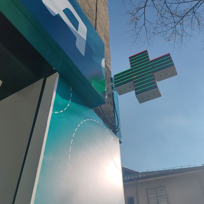 Cruce farmacie luminoasa