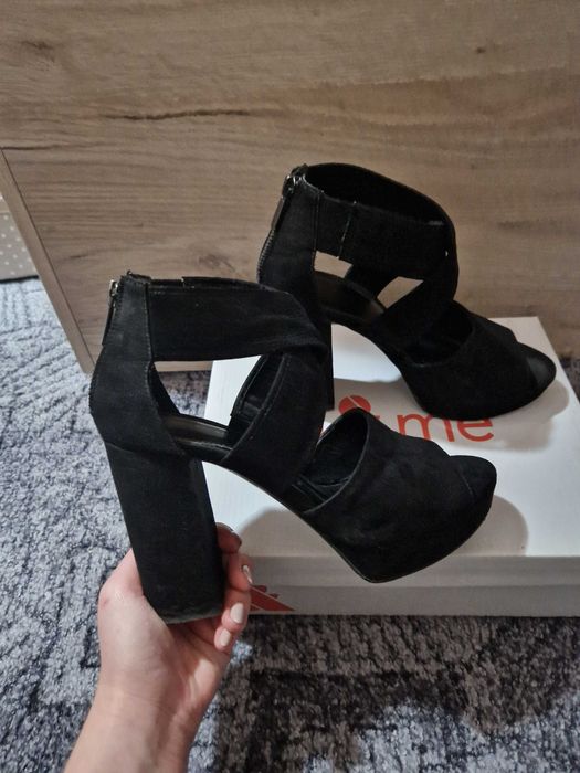 Sandale negre cu toc