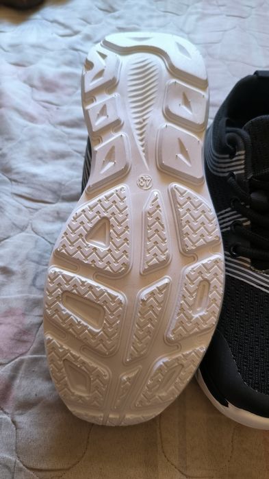 Маратонки, чисто нови