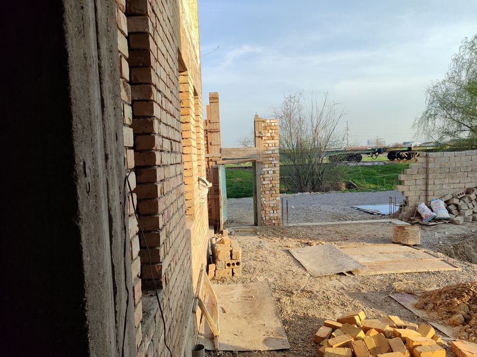 Срочно продается. 2 etajli, 6 xona + podval