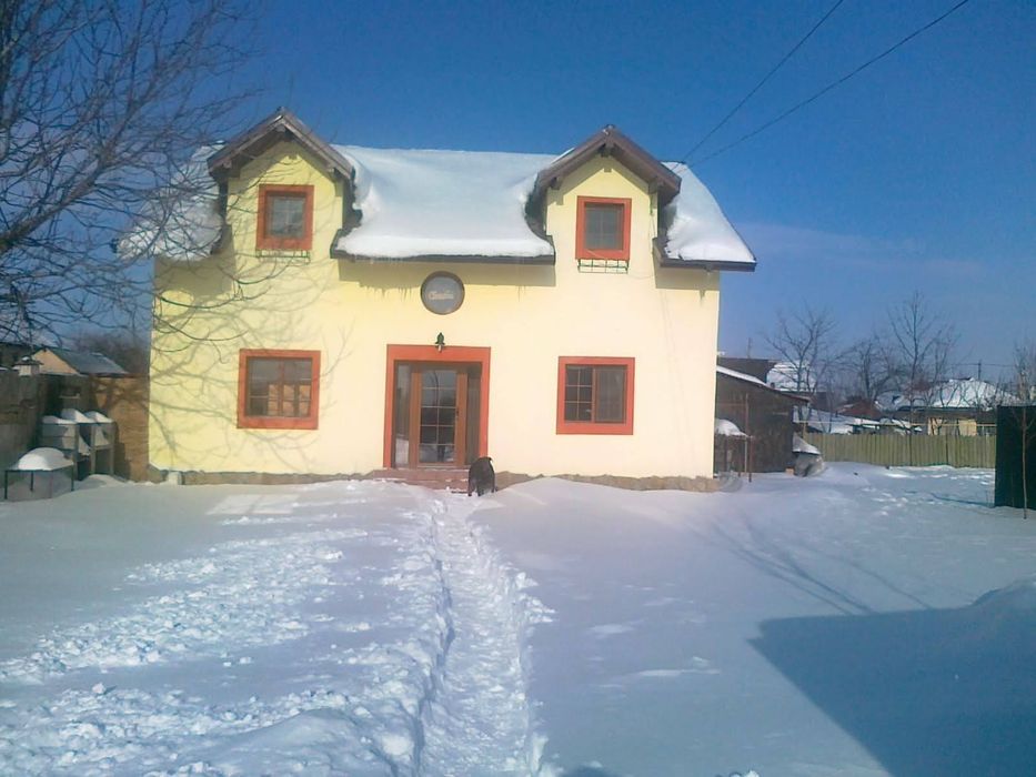 Vind   casa 200mp și 800 mp teren  ,anexe 100mp        fara agentii