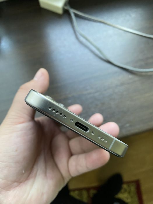 Продаю iphone 15 pro 256