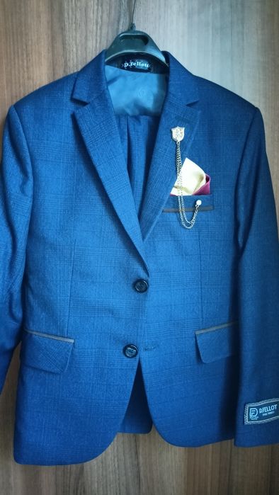 Костюм тройка на мальчика 7-8 лет, б/у.