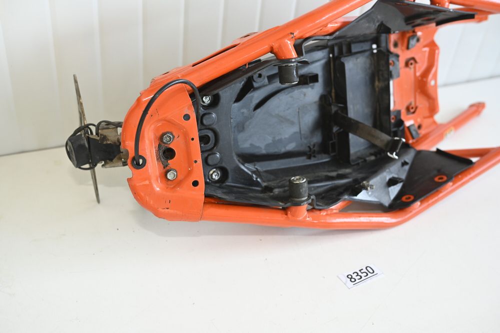 KTM DUKE 125 Cadru codita spate cu plastic baterie
