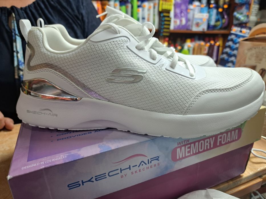 Adidași noi, Skechers
