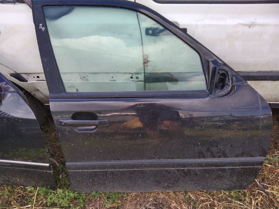 продам двери ,заднии переднии мерс с180.202