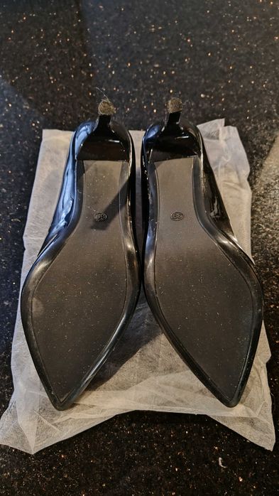 Дамски черни лачени обувки