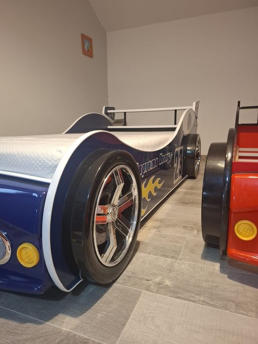 Vând 2 paturi mașinuță