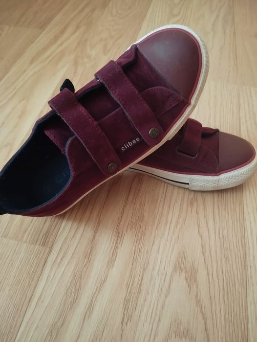 Teniși nr. 34, disponibile 2 perechi