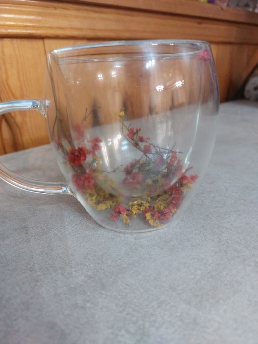 Кружка стеклянная с двойным дном и цветами