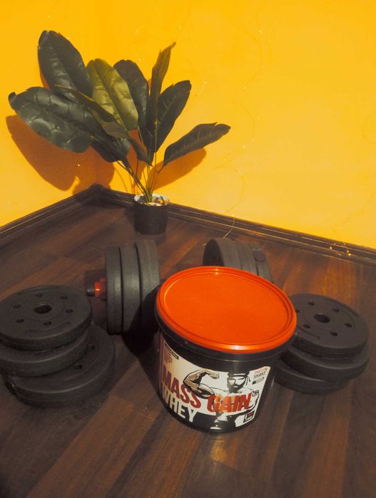 Ganteră de o mână și găleată proteine