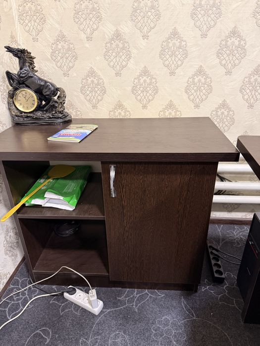 Direktorskiy stol sotiladi komplekt 6 ta stuli bilan shkafiyam bor