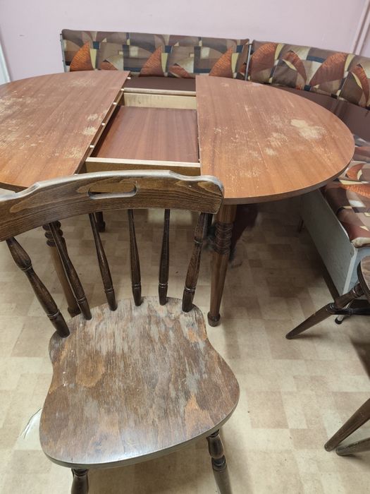 Трапезна маса и ъглов диван канапе