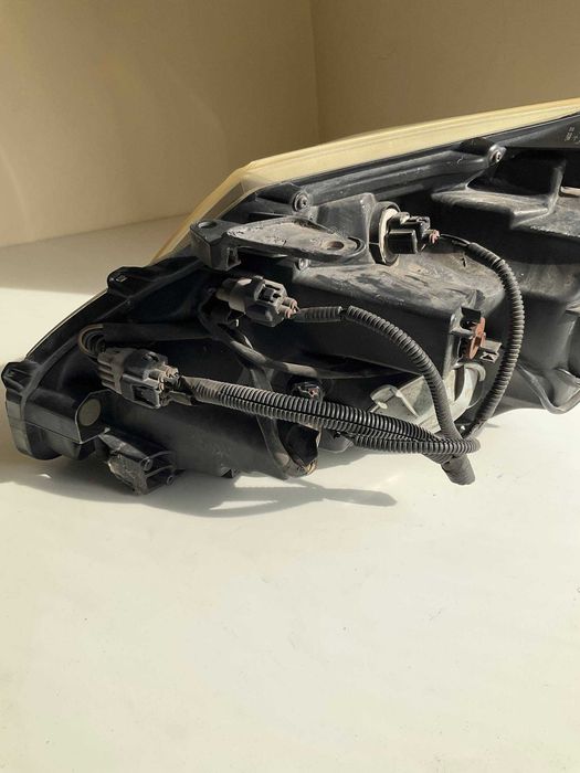 Десен ксенонов фар за Toyota Avensis