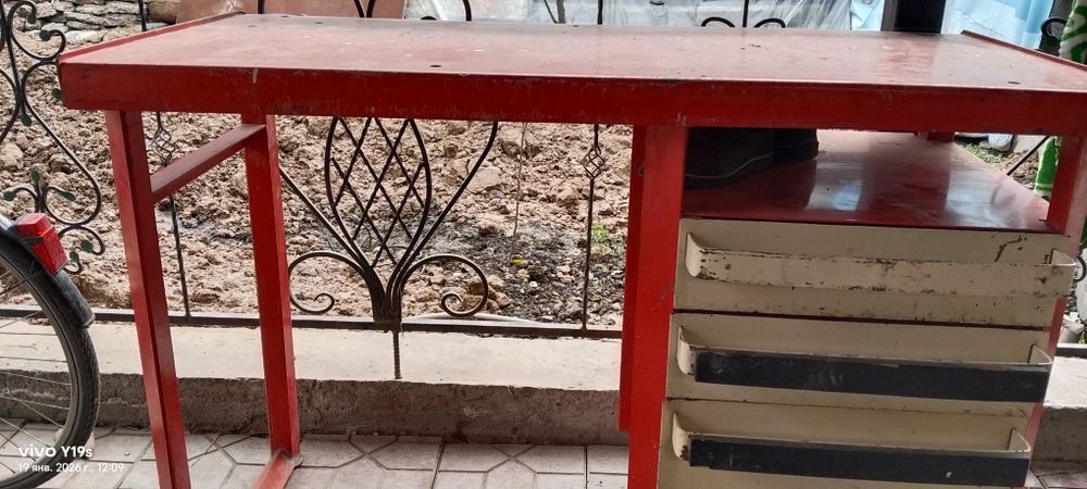 Железный шкаф стол