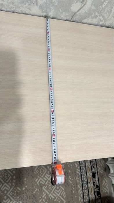 Деревянный кухонный стол без стульями