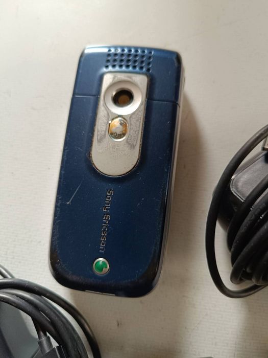 Lot 7 încărcătoare și un telefon (funcțional, dar nefolosit de mulți ani)