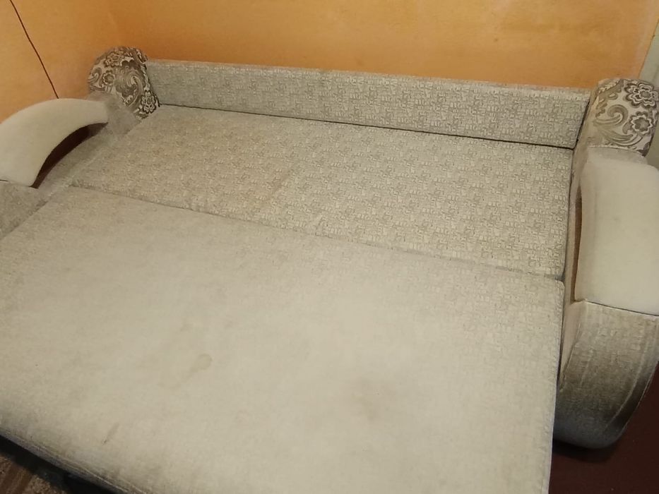 Продам диван ,требуется перетяжка.