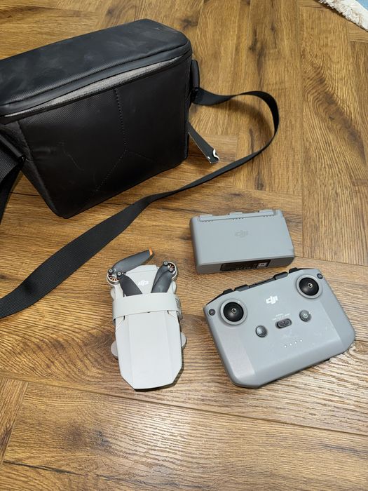Продам квадрокоптер DJI Mini 2 Fly More Combo (отличное состояние)