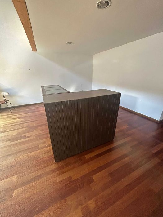 LICHIDARE: Mobilier comercial LEMN MASIV și sticlă (6 piese) – Centru Cluj (Parter)