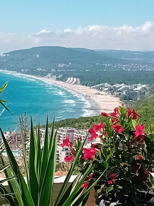 Луксозна триетажна къща с басейн, сауна и гараж в гр. Балчик