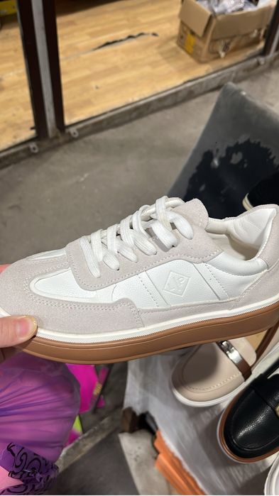 Продам кроссовку