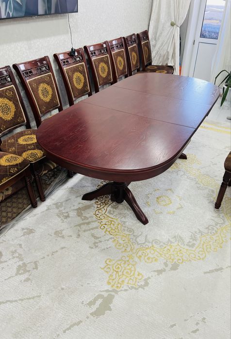 Стол и стулья гостинные