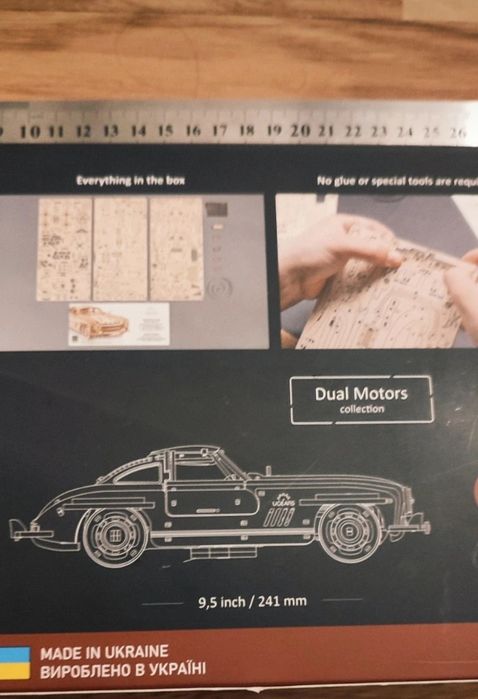 Setul Ugears Winged Sports Coupe este un puzzle 3D mecanic din lemn.