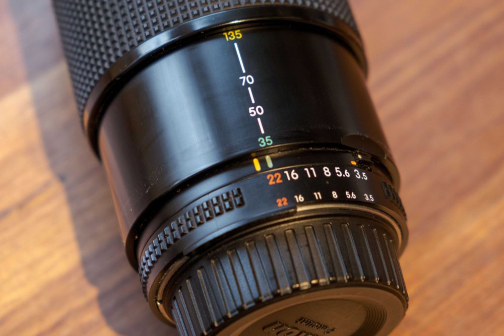 Nikon AF Nikkor 35-135mm f/3.5-4.5 – Zoom cu Funcție Macro