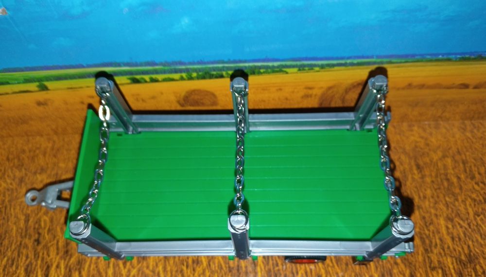 Металлический игрушечный трактор