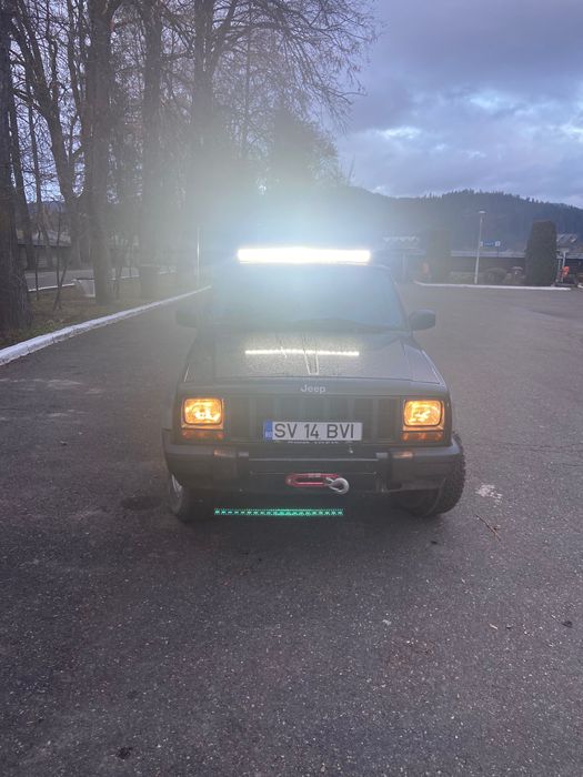 Vând jeep cherokee xj