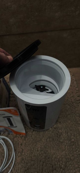 Dispenser hrană animale companie cu cameră foto/video.