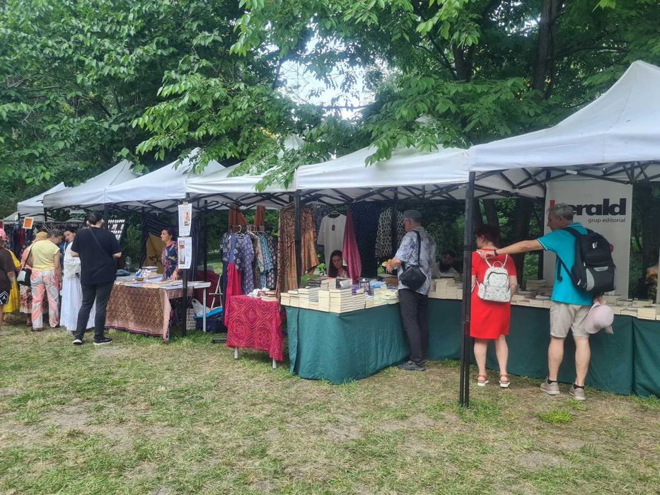 Inchiriem corturi tip Pavilion 3x3m / 2x2m inchiriez cort pliabil pentru targuri, evenimente in aer liber, inchiriat mese