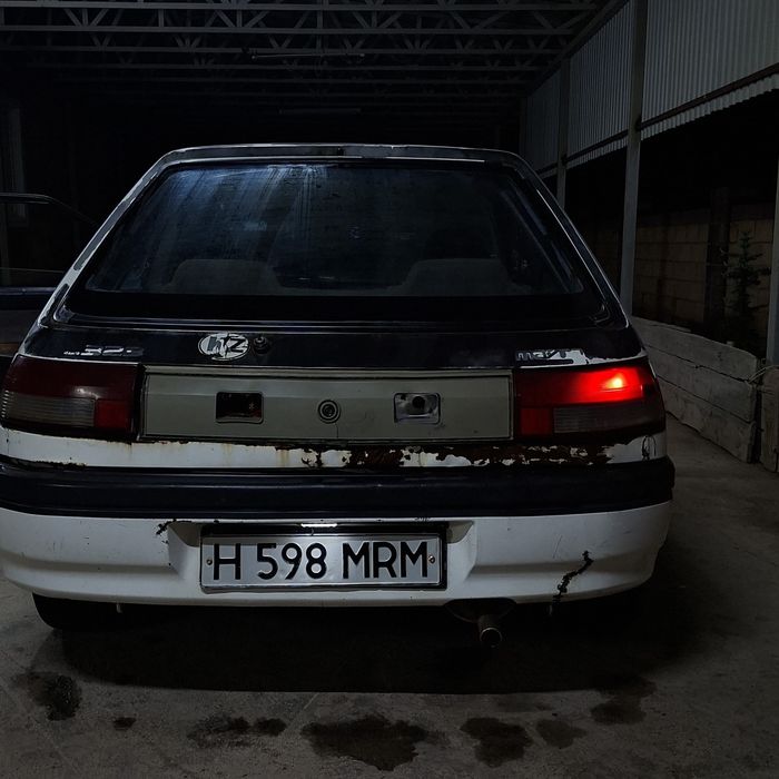 Машина Mazda 323