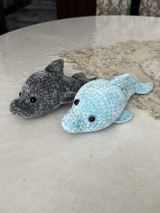 Вязанный подарочный дельфин
