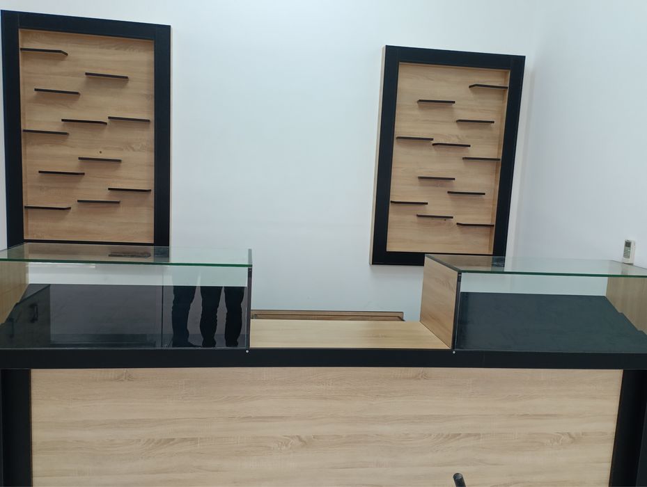 Telefon va aksessuarlar uchun vitrina sotiladi