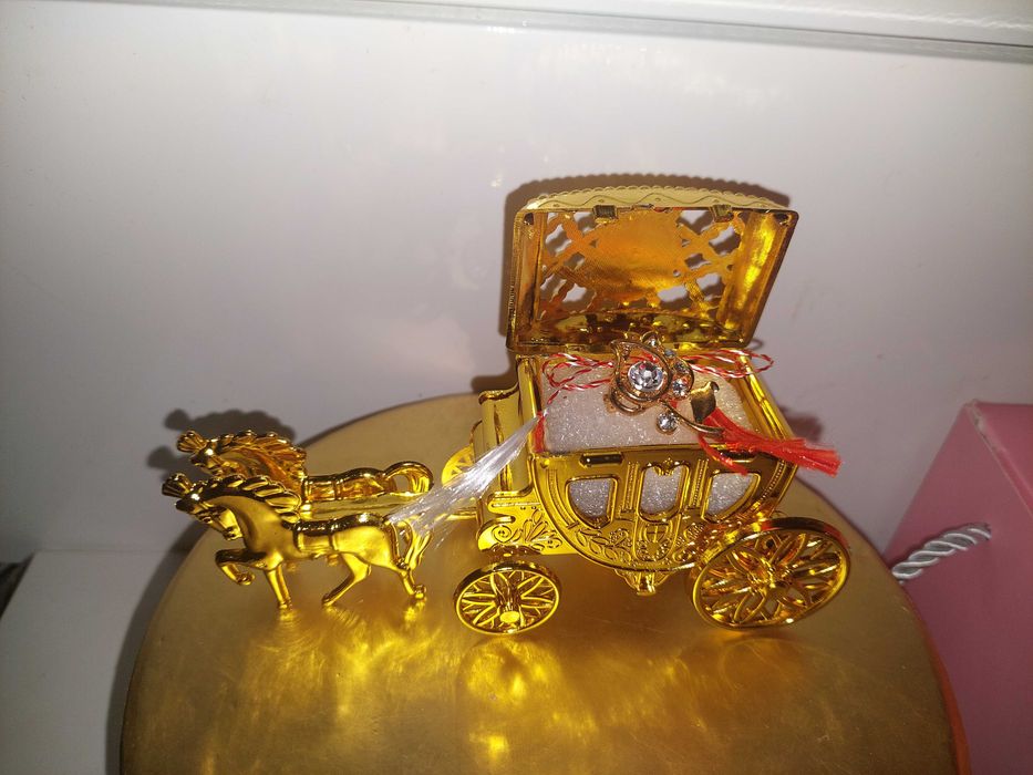 Caleasca trasura cu caluti cutie bijuterii aurie