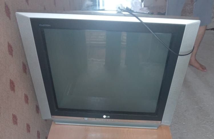 Телевизор LG, ЖК, б/у, на запчасти.