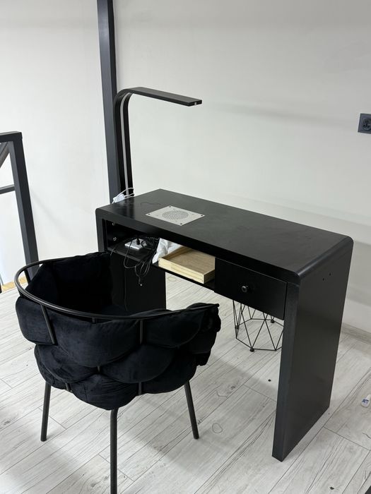 Маникюрный стол