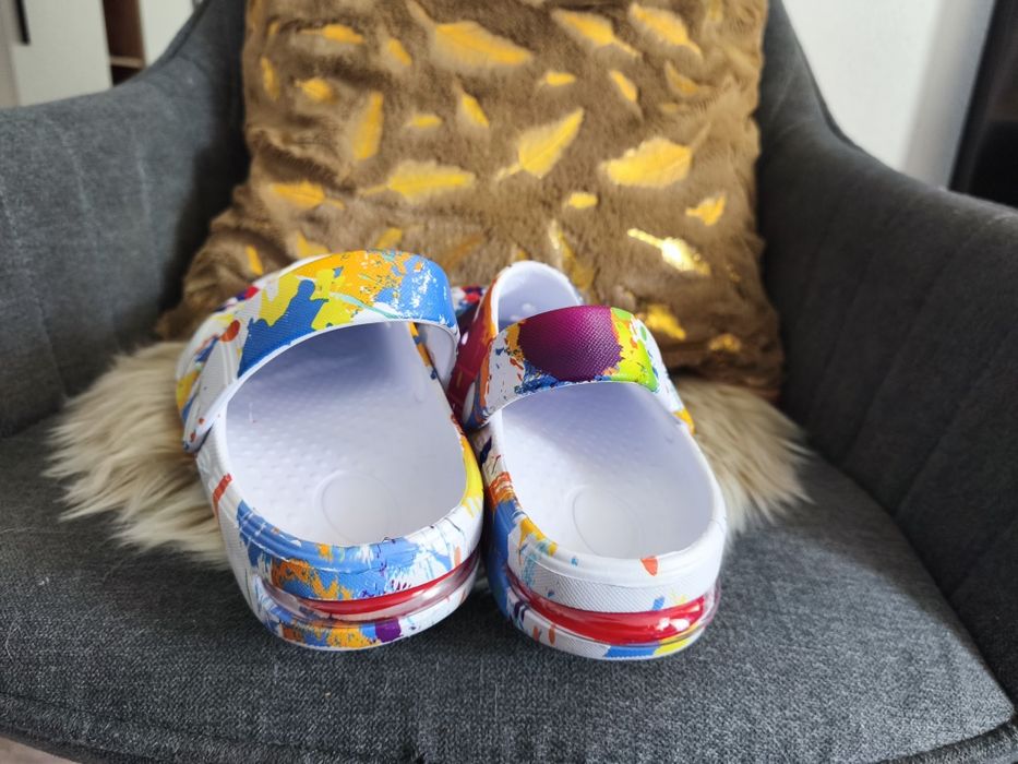 Papuci gen Crocs cu imprimeu multicolor
