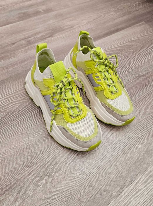 Маратонки в ефектен цвят