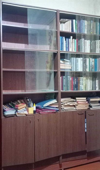 Продаю Б/У книжные шкафы