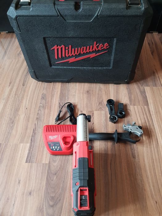 Aspirator Milwaukee M12 ca NOU