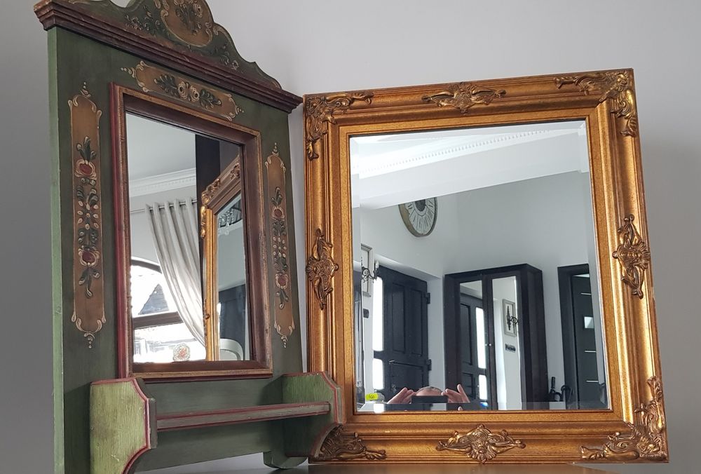 Oglindă veche cu ramă din lemn masiv