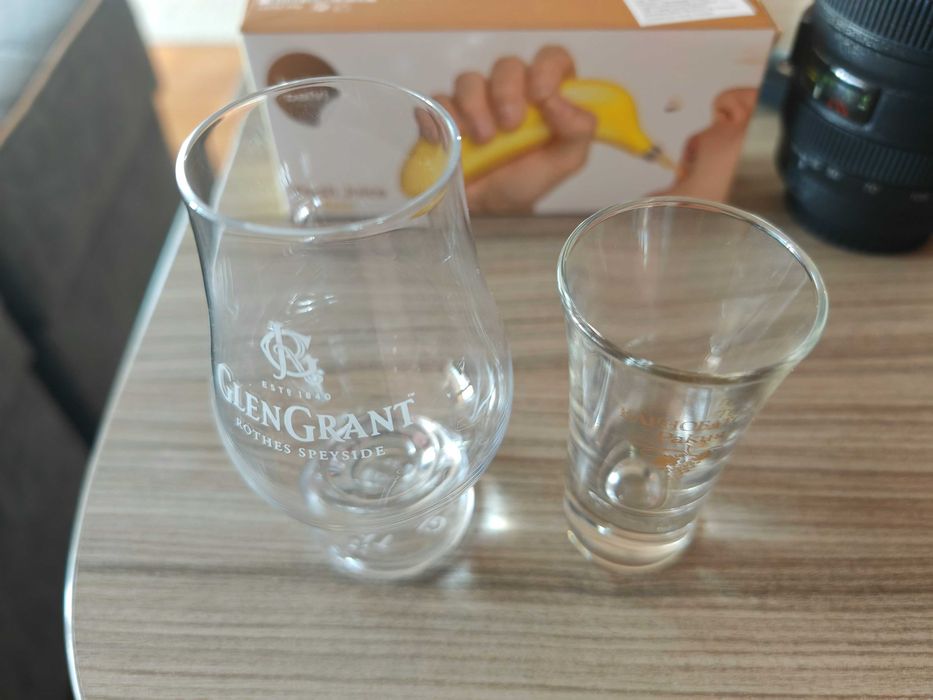 Подарявам чаша и цветя