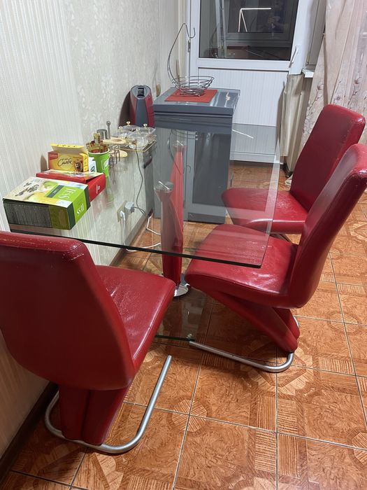 Стол стеклянный со стульями